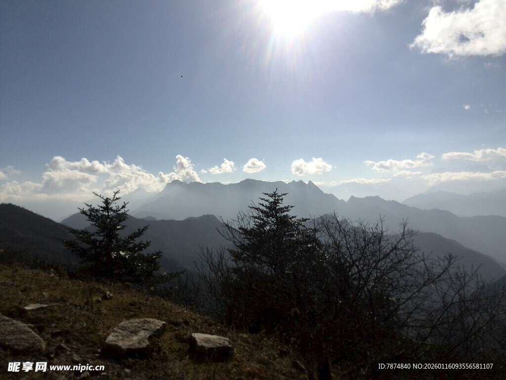 山间日出美景