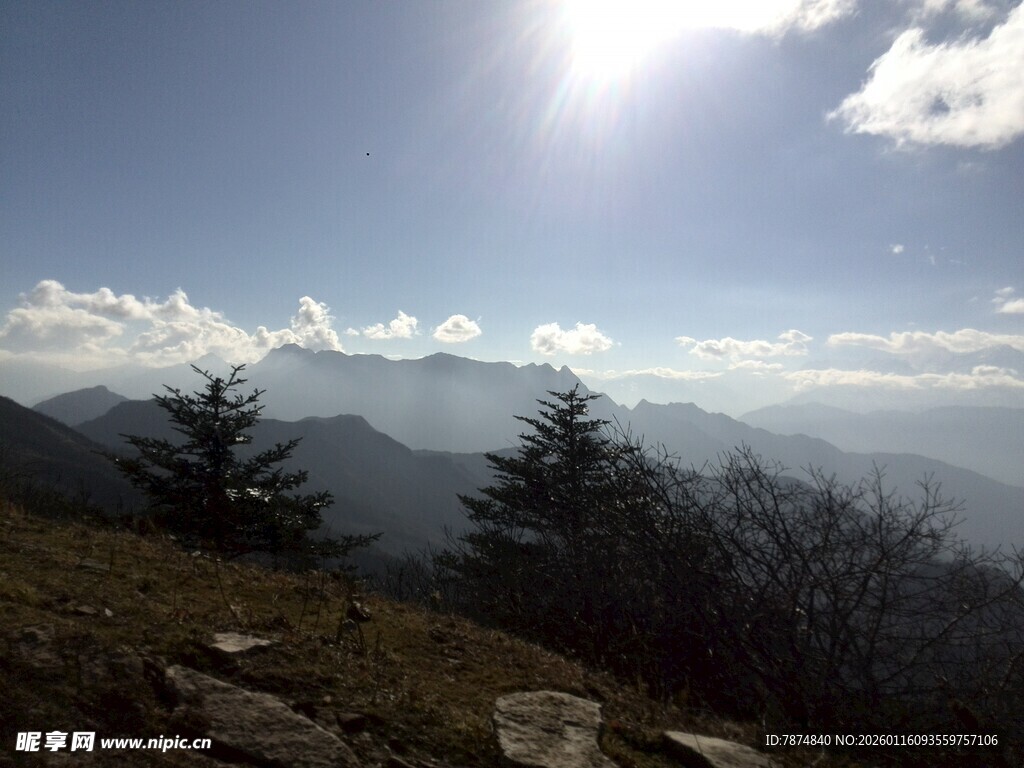 山顶风光 阳光照耀群山