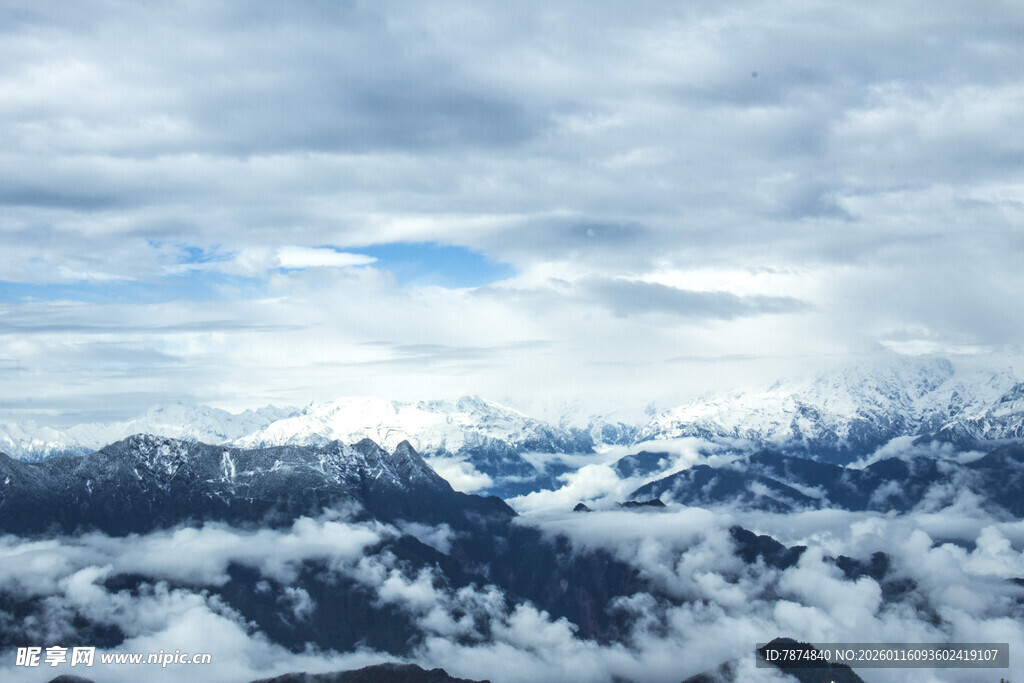 雪山云海壮丽景观