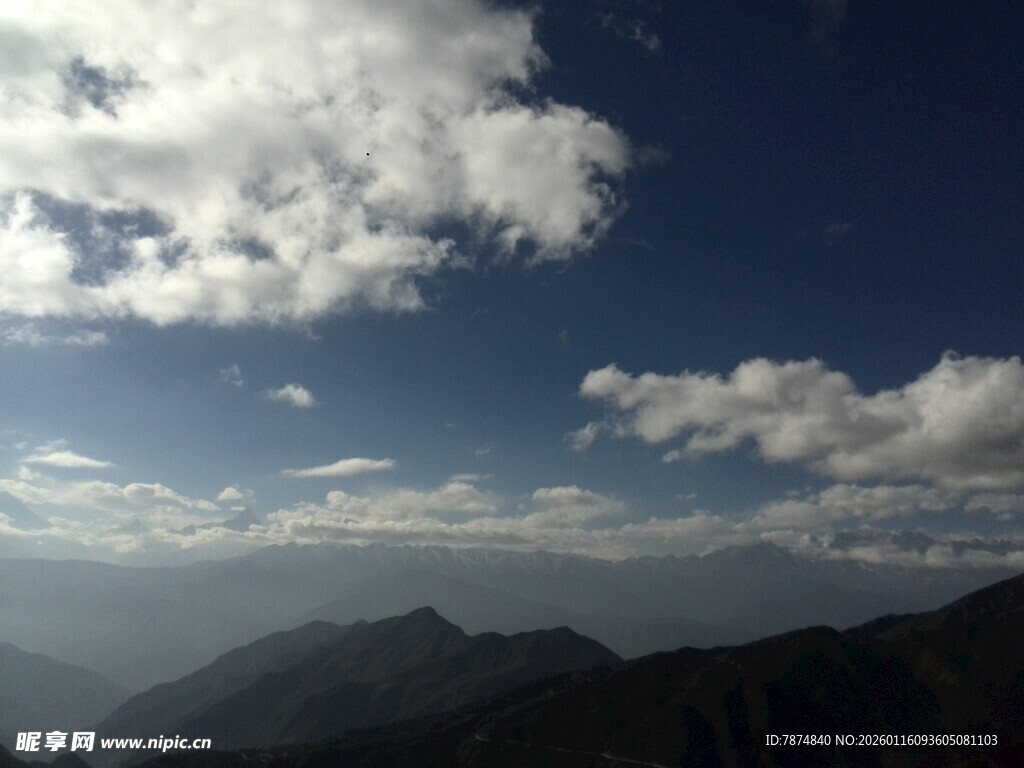 蓝天白云下的山峦美景