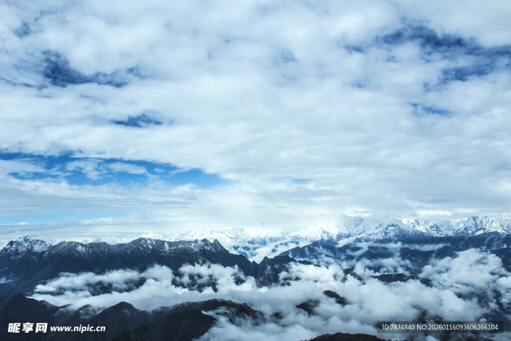 云端雪山美景