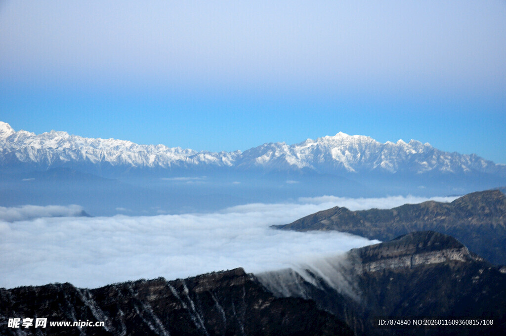 雪山云海壮丽自然景观