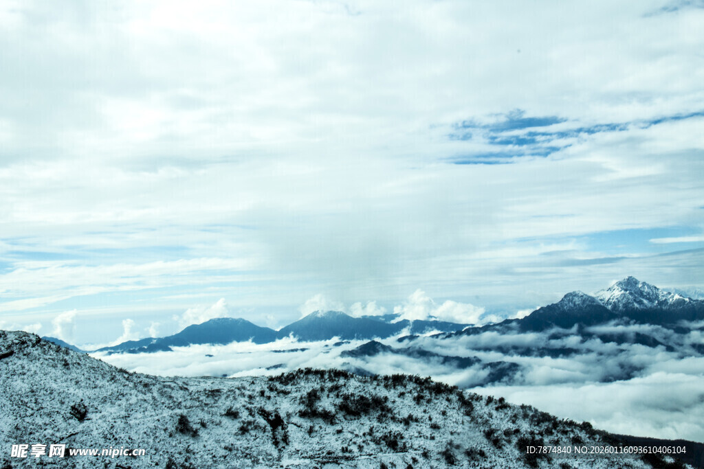 雪山云海壮丽自然景观