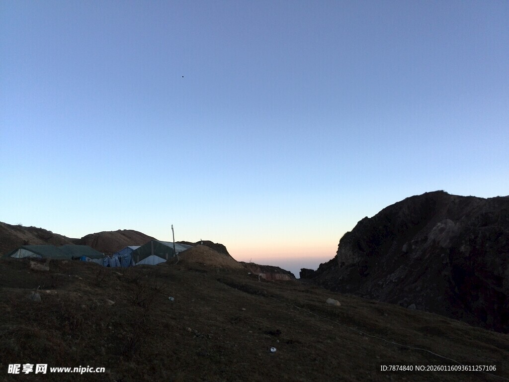 山间暮色美景