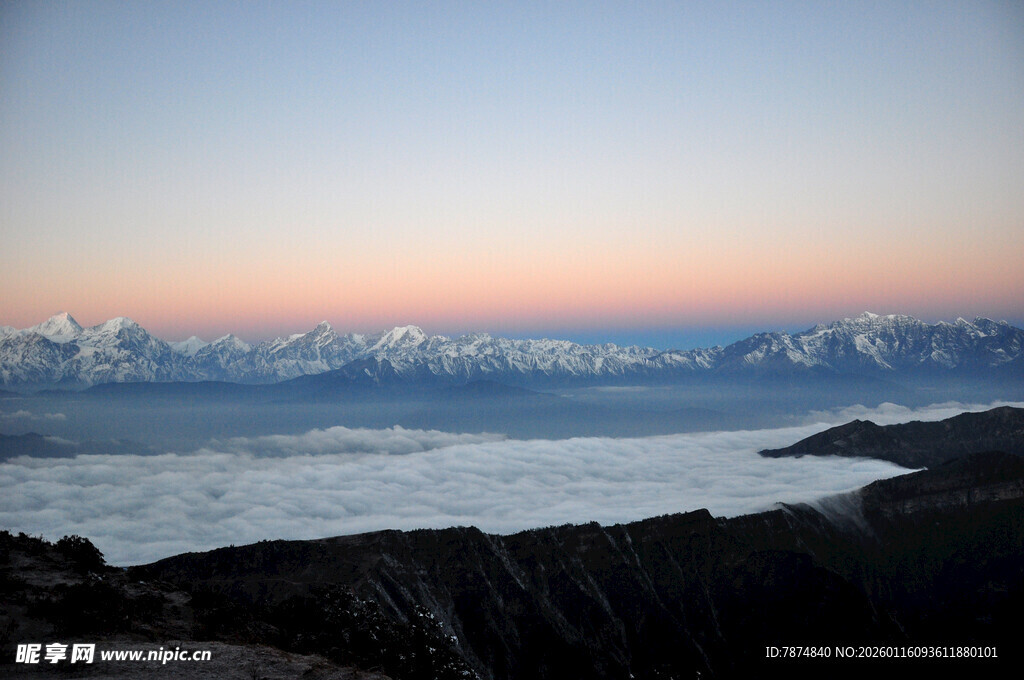 壮丽云海与远山景观