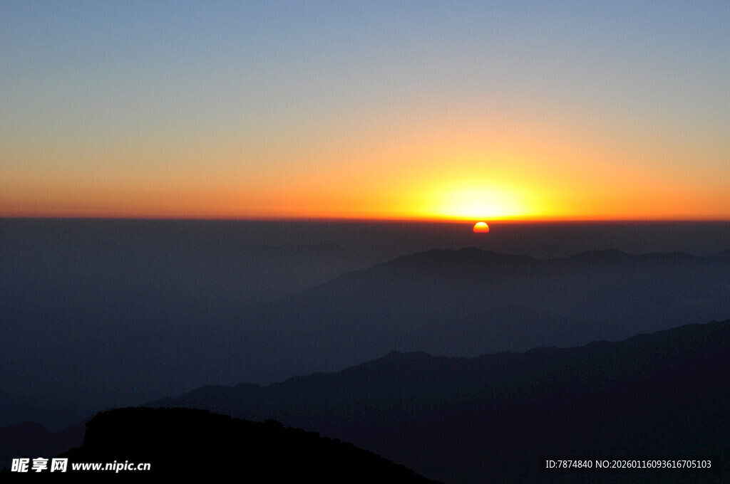 山顶壮丽日出景观