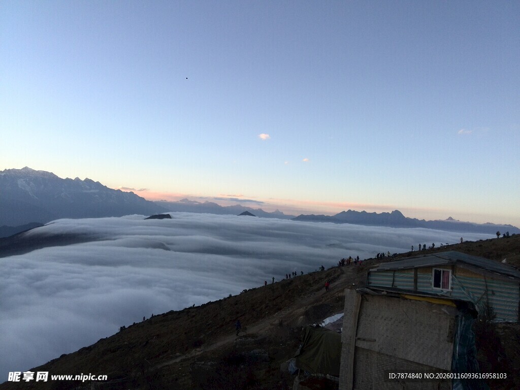 高山云海壮丽景观