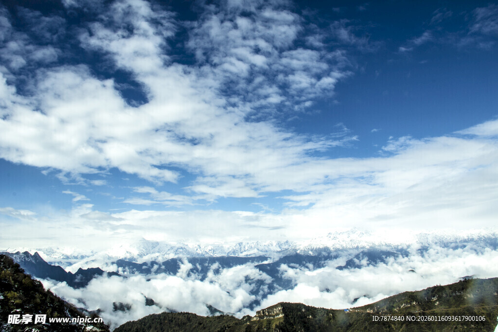 壮丽雪山云海景观
