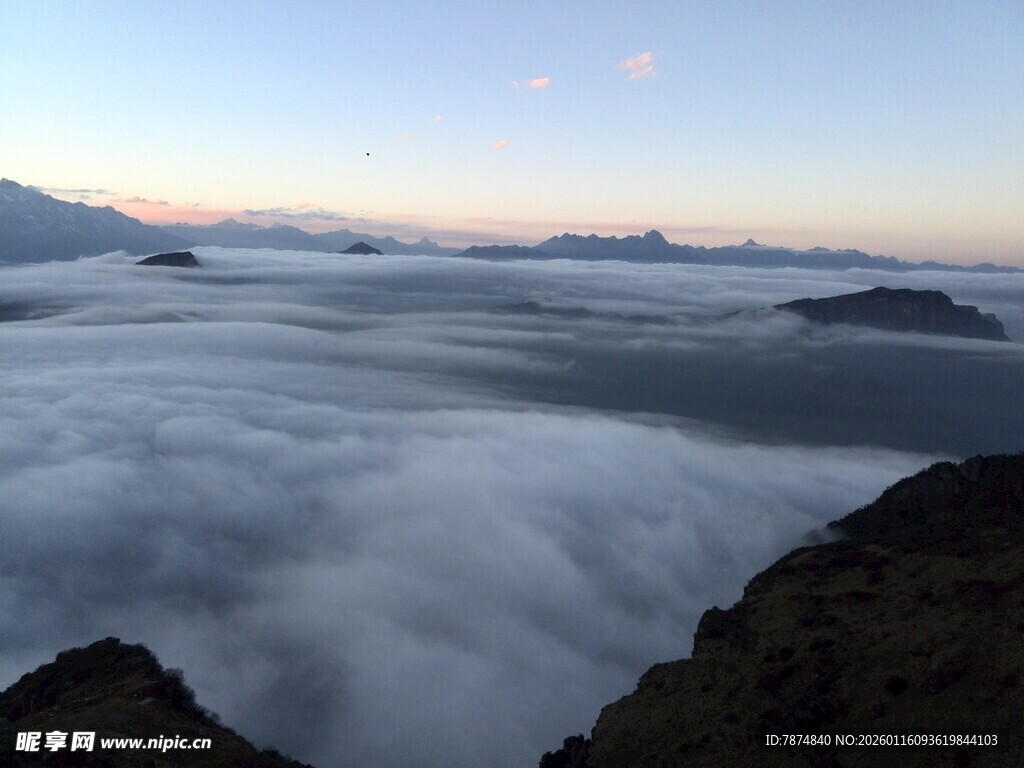 云海之上的壮丽山景