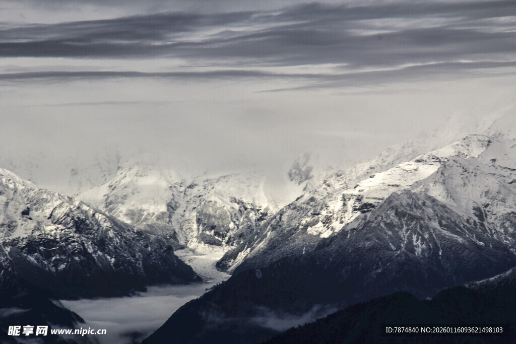 壮丽雪山云海景观