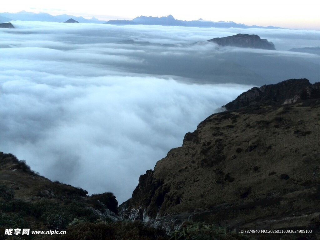 山间云海壮丽景观
