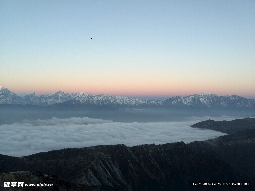 日出时分的壮丽山海景观