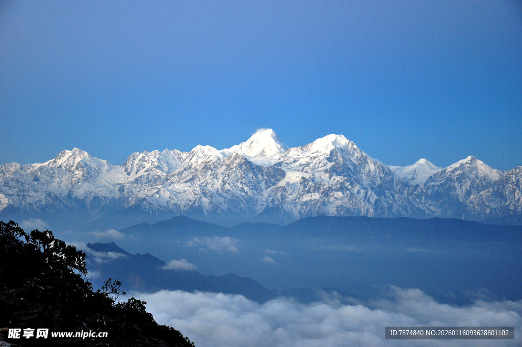 雪山云海壮丽自然景观