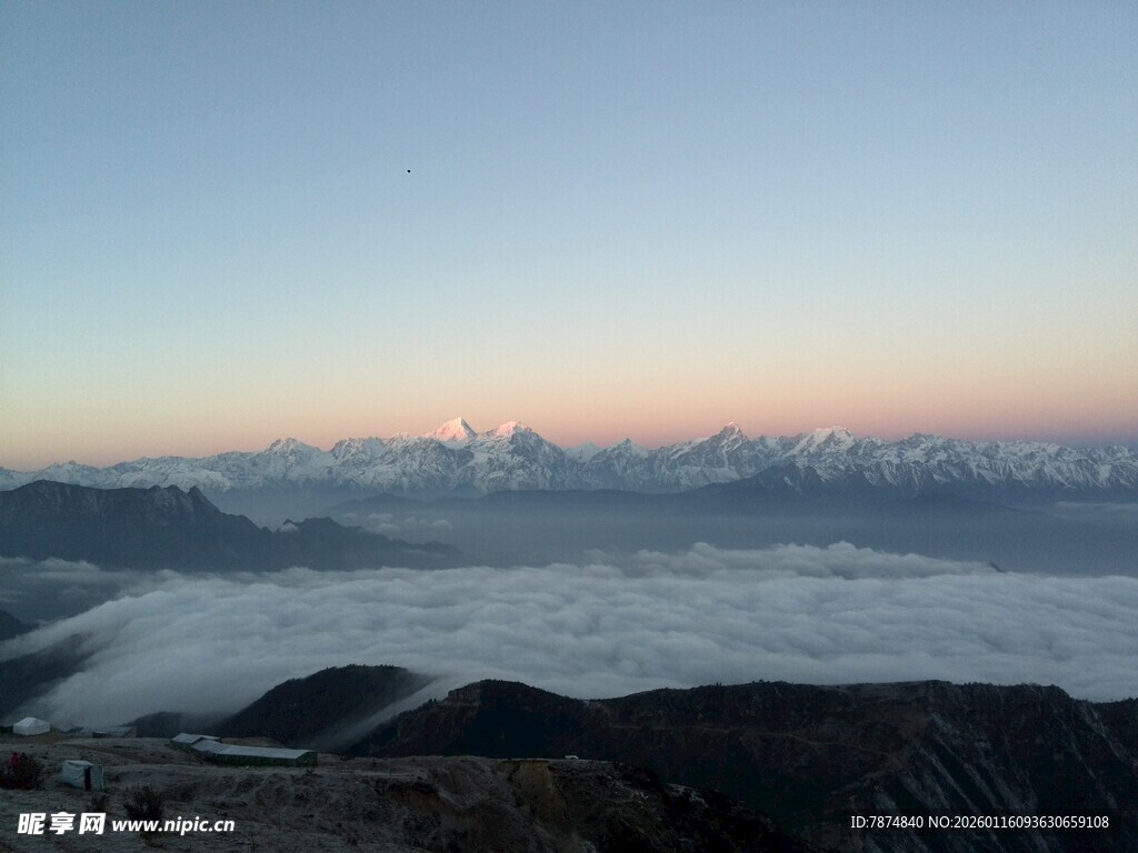 高山云海日出壮丽景观