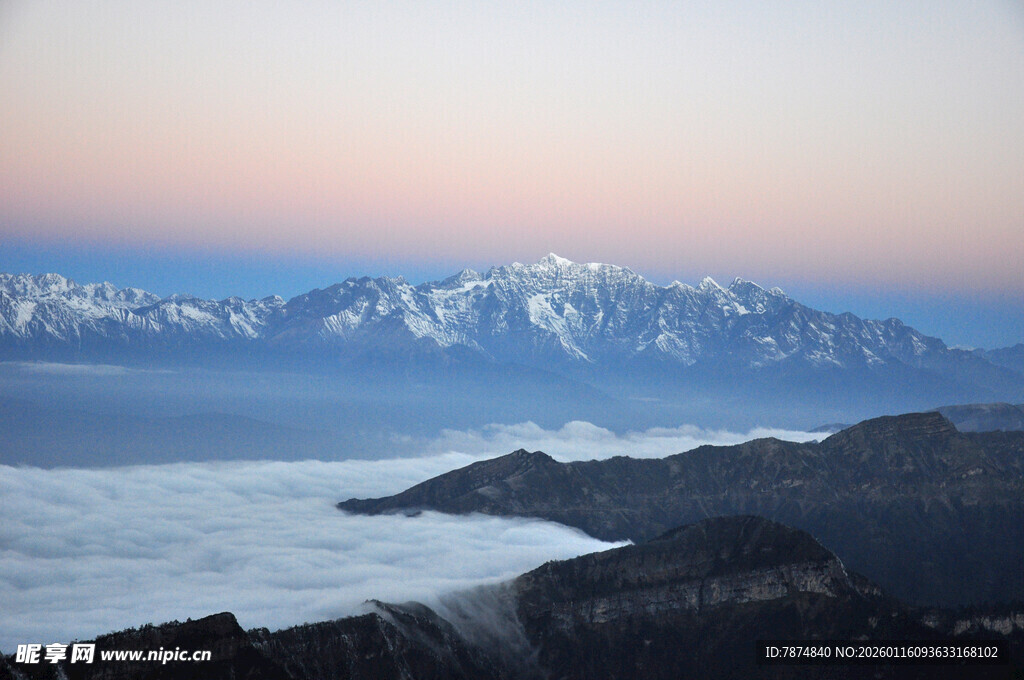 山间云海与远处雪山美景