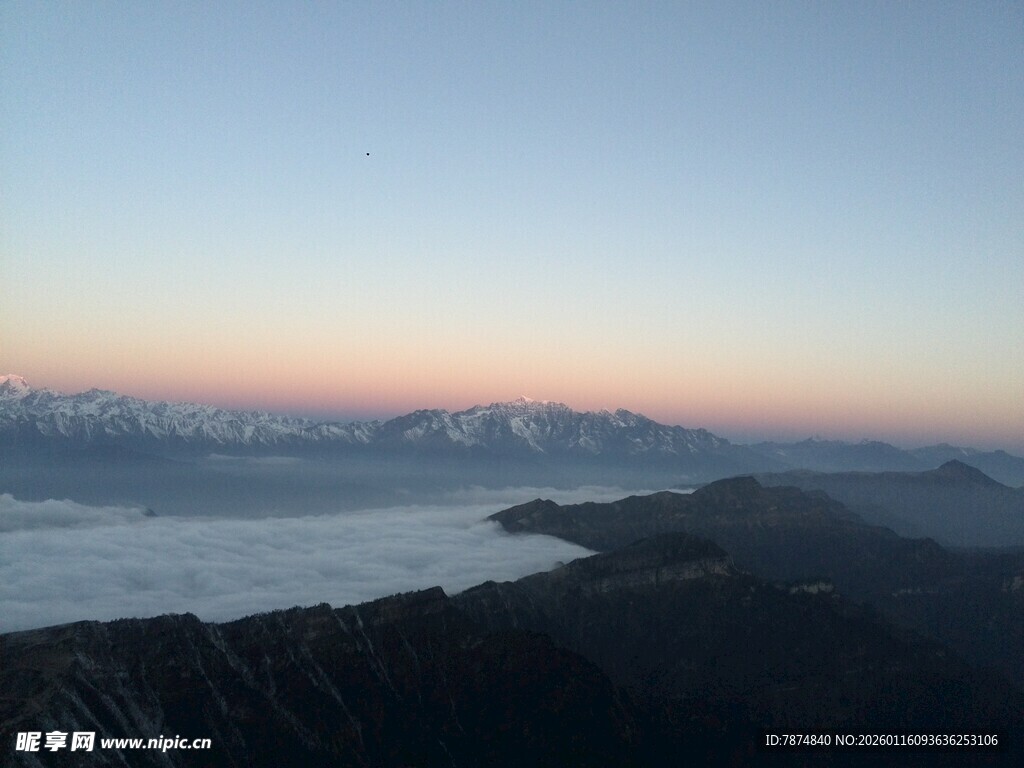 日出时分的山峦云海景观