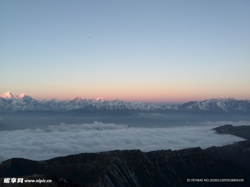 云海之上的壮丽山景