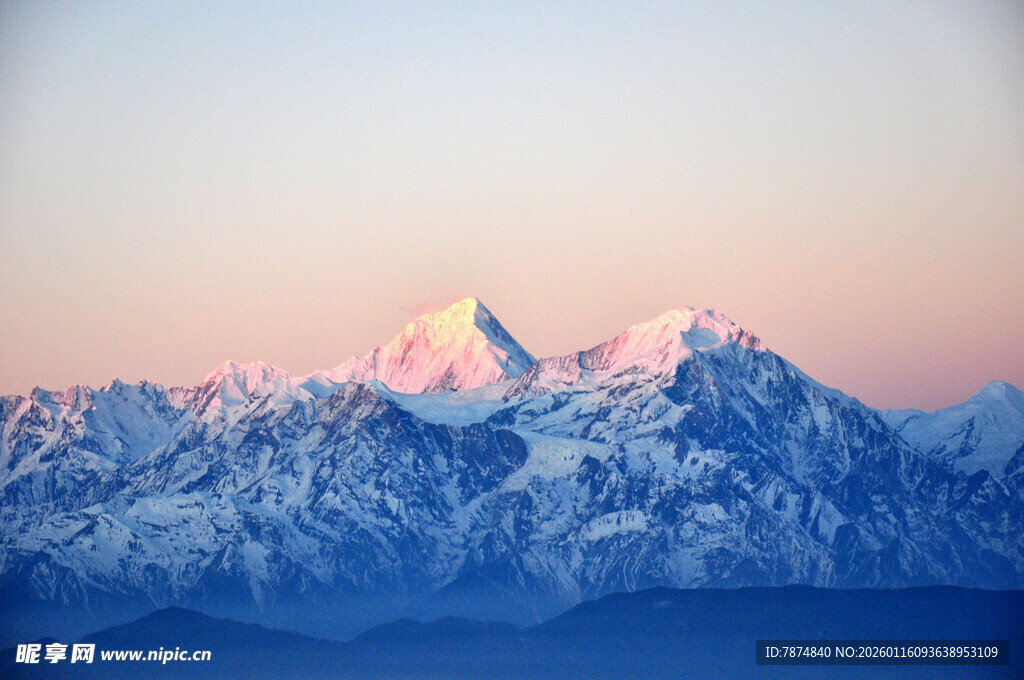 壮丽雪山日出美景