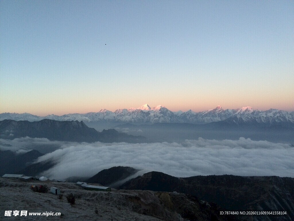 日出云海间的壮丽山景