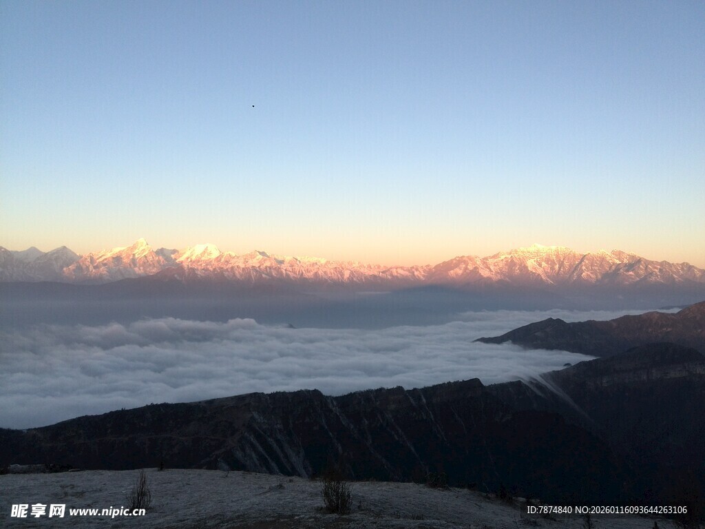 日出云海间的壮美景观