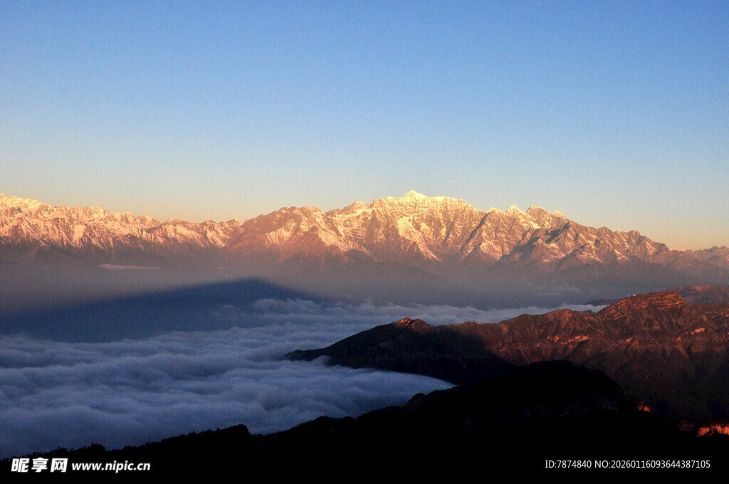 壮丽雪山云海景观