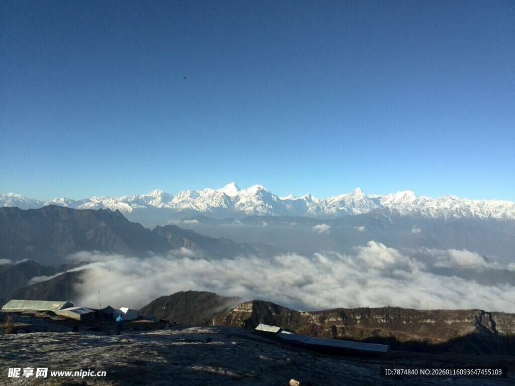 壮丽云海环绕巍峨山脉