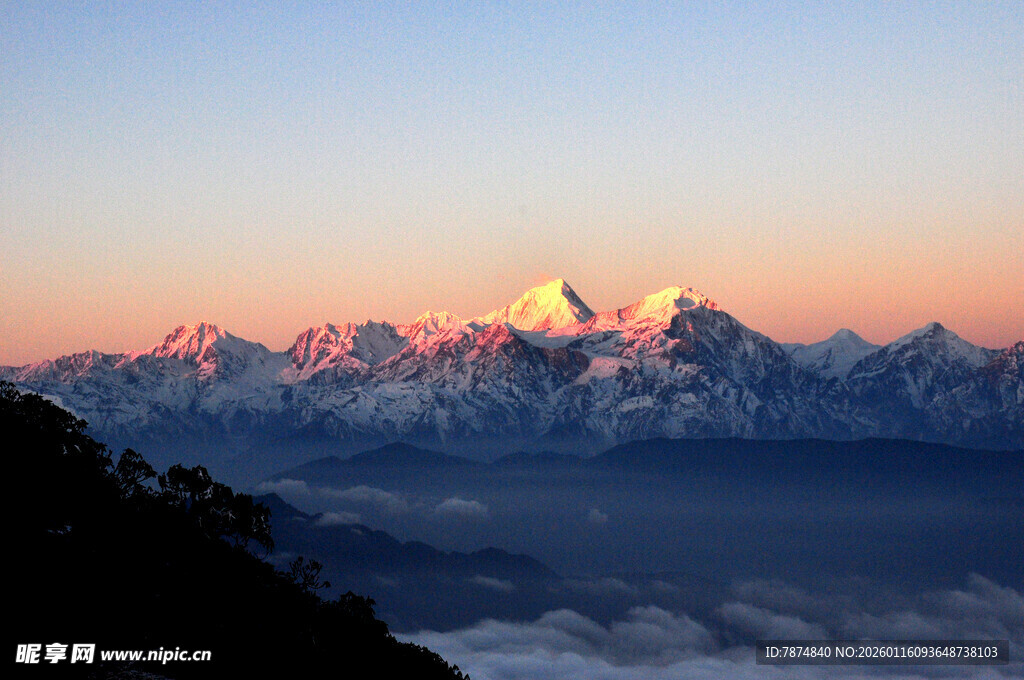 壮丽雪山日出美景