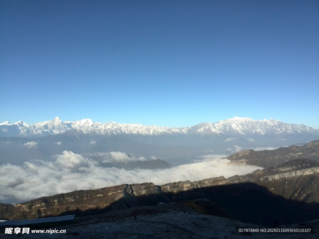 雪山云海壮丽景观