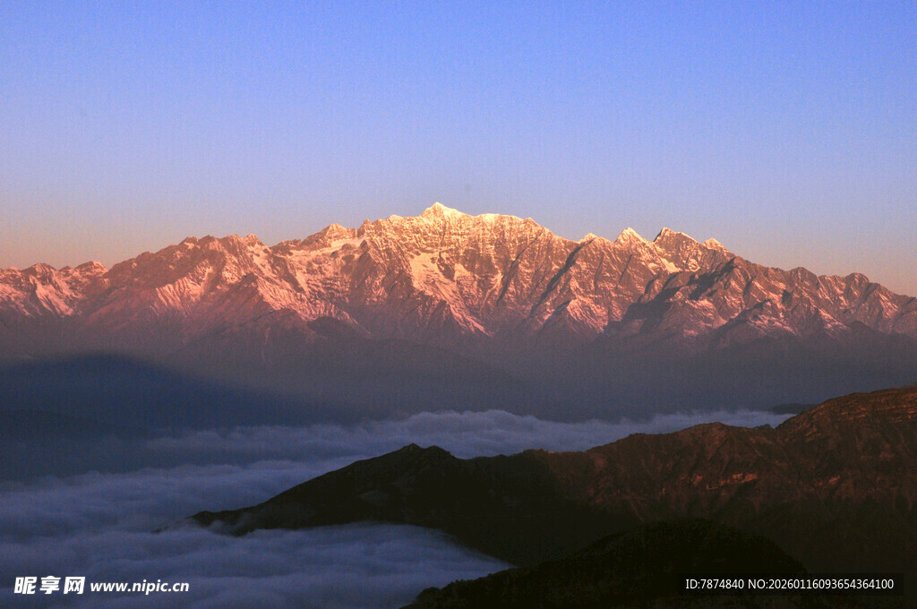 壮丽雪山云海景观
