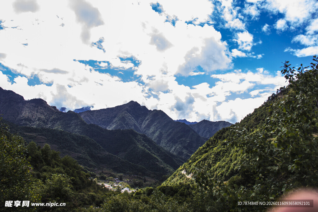 山间美景 蓝天白云映翠谷