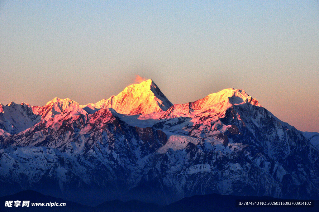 日照金山下的壮丽雪山