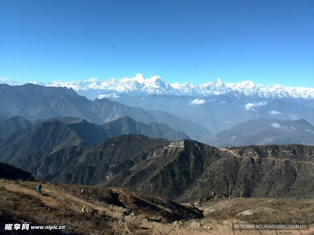 壮丽山景 远眺连绵山脉