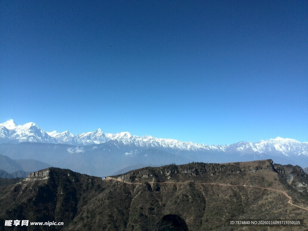 壮丽山景与远处雪山