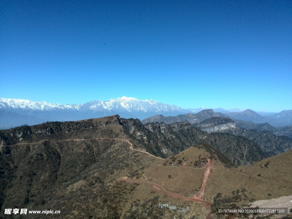 壮丽山景与远方雪山