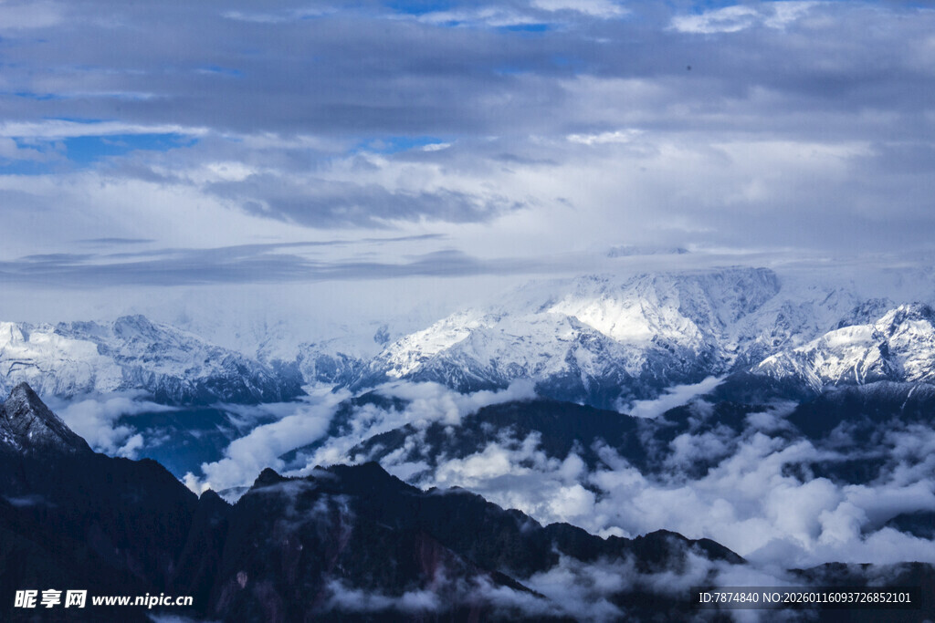 壮丽雪山云海景观