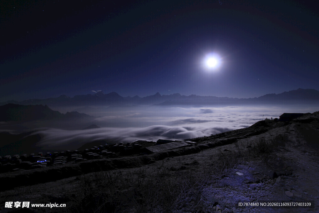 月夜下的静谧山海景色