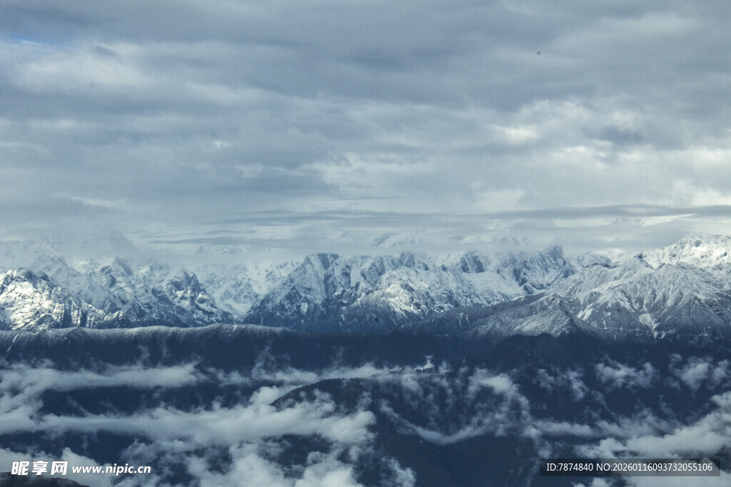 雪山云海壮丽自然景观