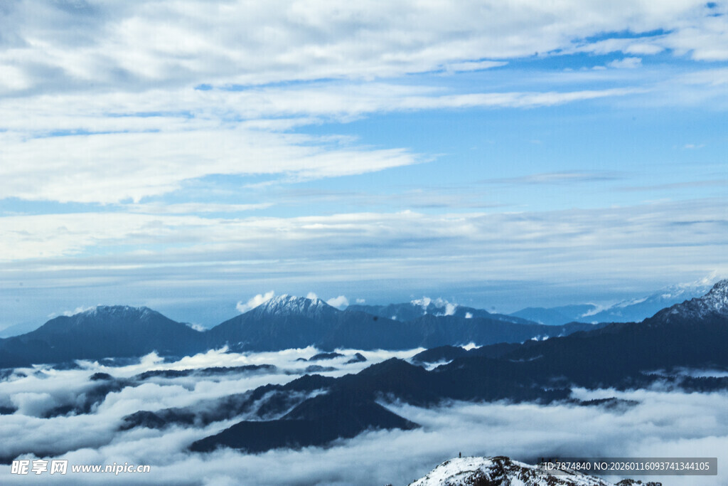 云海之上的壮丽山峦