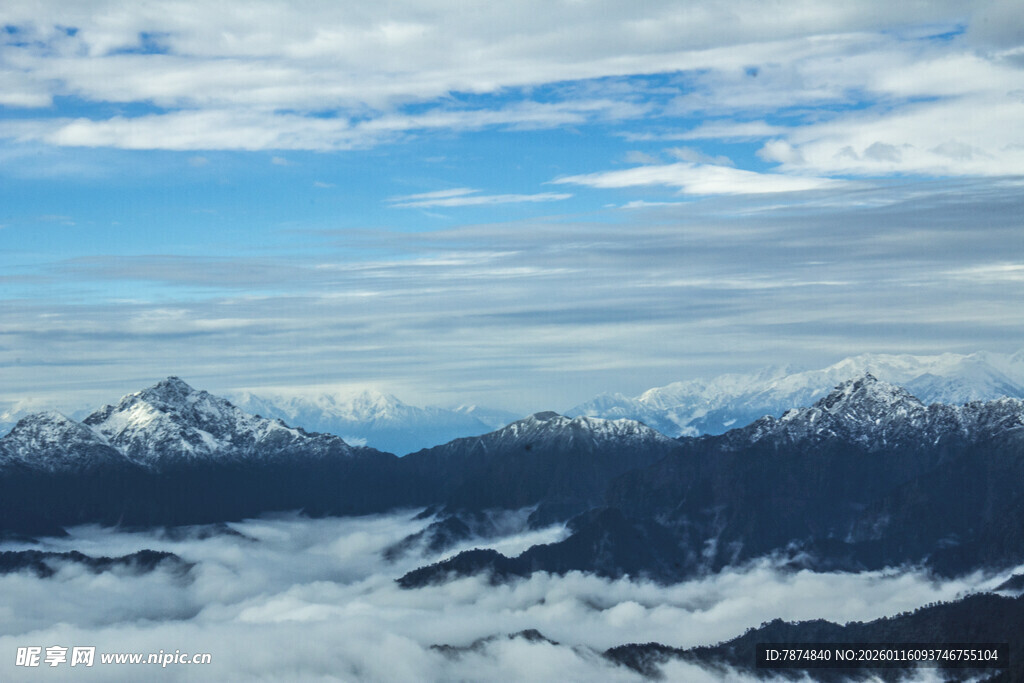 云海之上的壮丽雪山景观