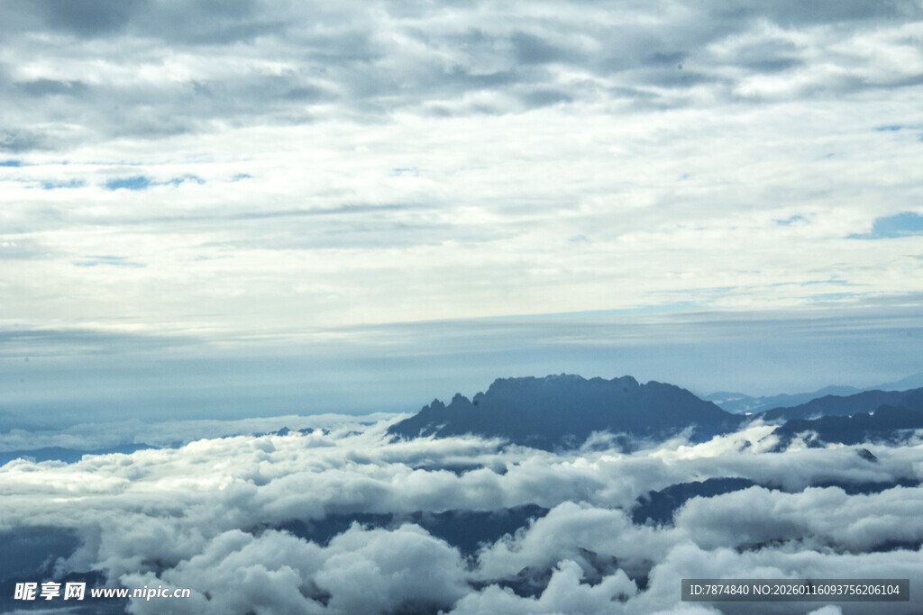 云海之上的孤峰景观