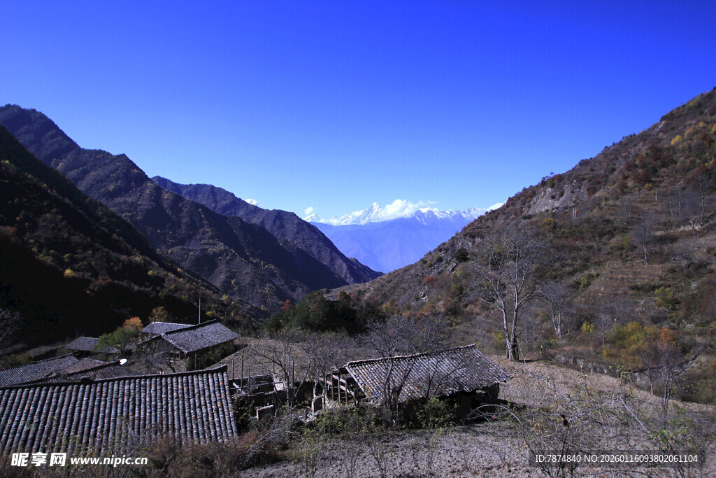山谷中的静谧村落