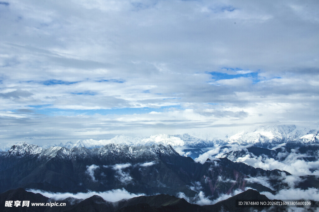 雪山云海壮丽自然景观