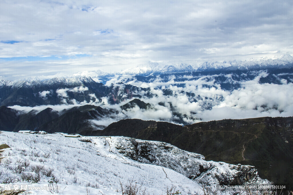 雪山云海壮丽自然景观