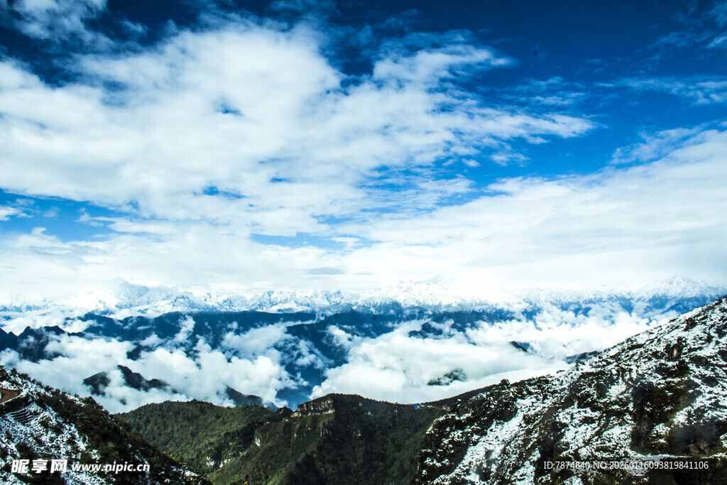 壮丽雪山云海景观