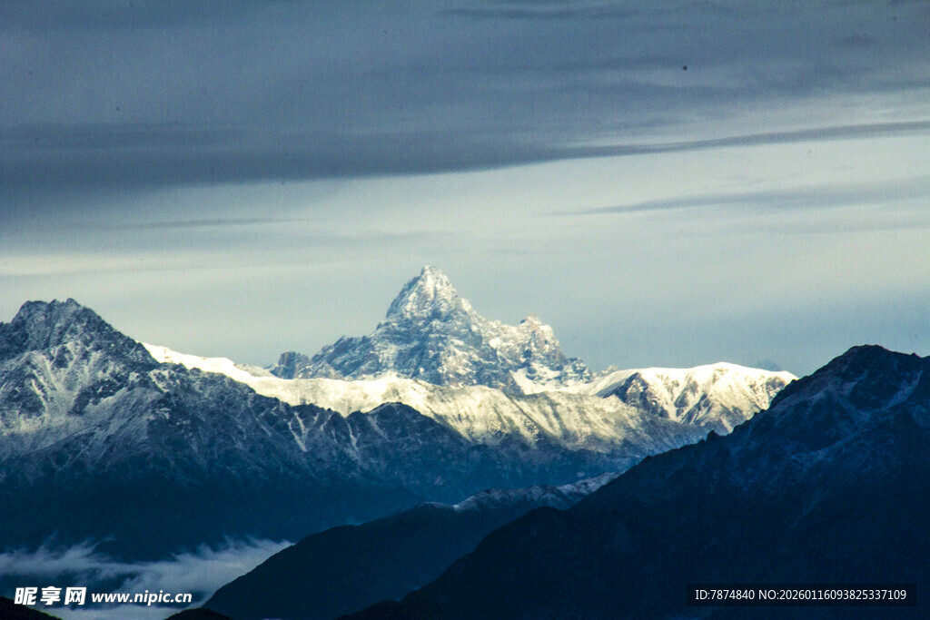 壮丽雪山景观
