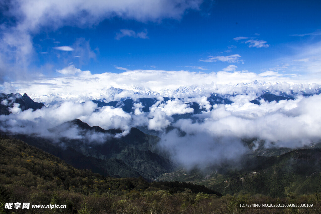 云雾缭绕的壮丽山峦景色