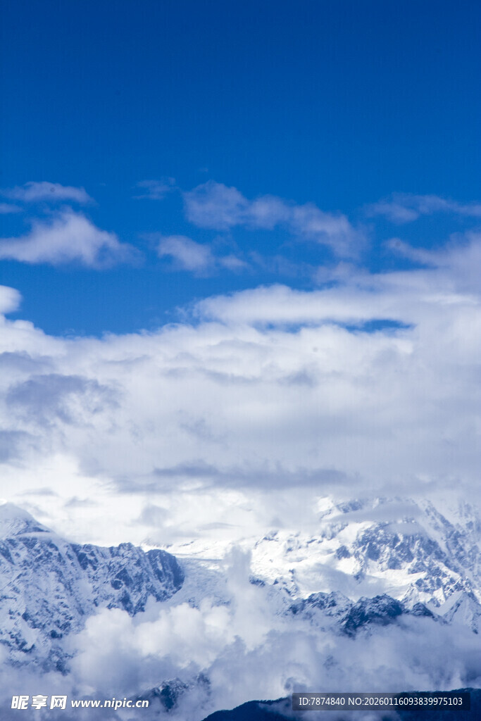 雪山云海蓝天壮丽景观