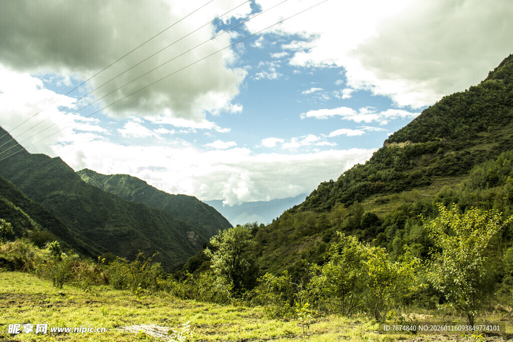 山间绿野 蓝天白云美景