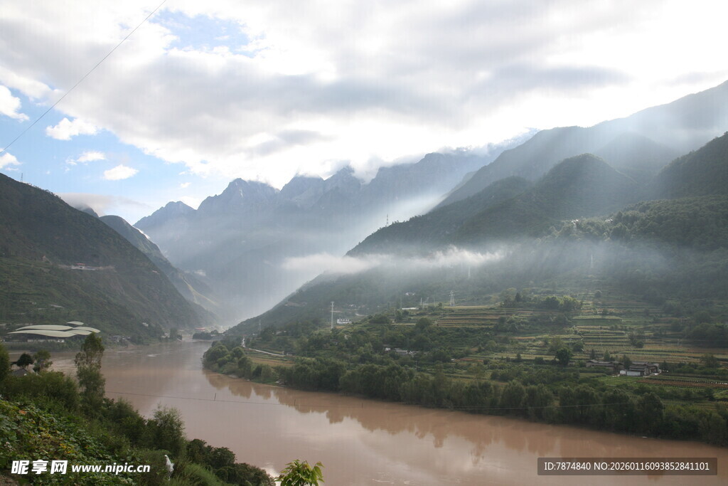 壮丽山河间的蜿蜒河流