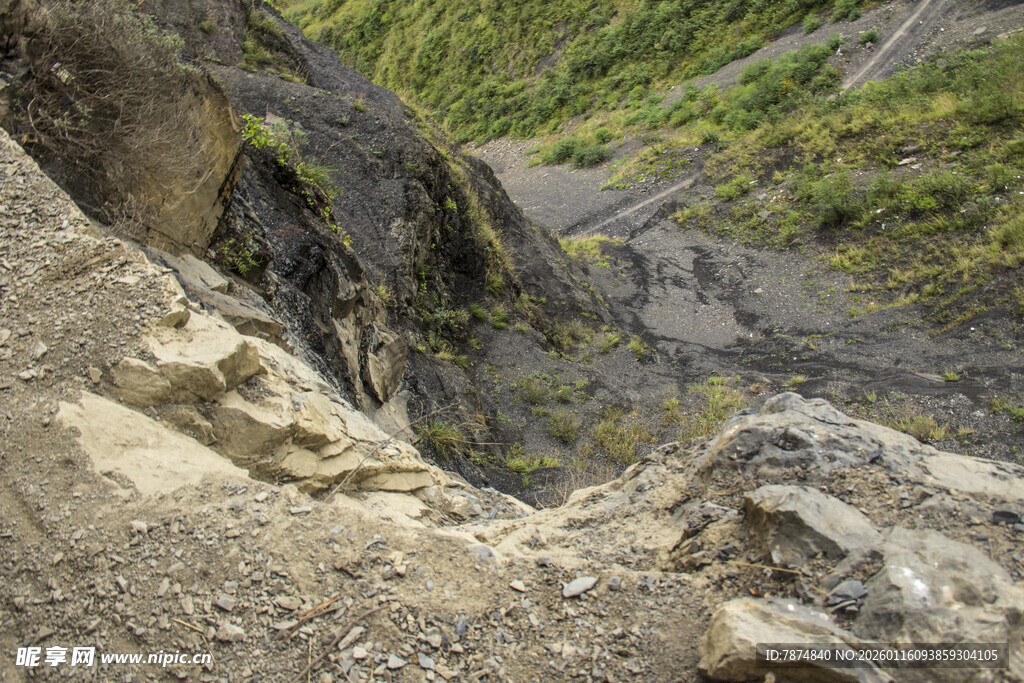 山间崎岖土坡场景